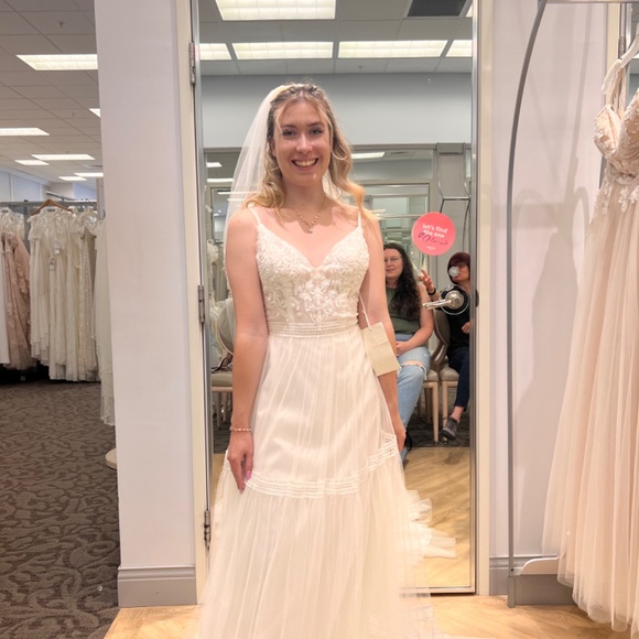 Brand New Wedding Dress & Veil - Picture 2 of 12